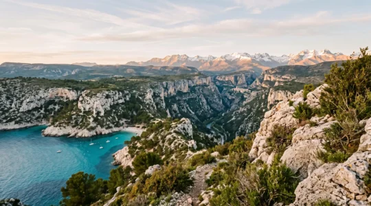 Vue panoramique montrant en une seule composition la mer Mediterranee, des gorges calcaires et des sommets alpins typiques de la region PACA