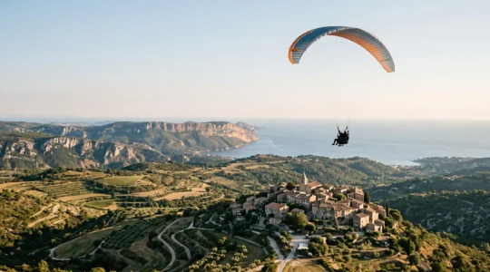 Vol en parapente biplace au-dessus d'un village perché de Provence avec vue sur la Méditerranée